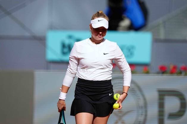 April 23, 2024, Madrid, Madrid, SPAIN: Bernarda Fruhvirtova of Czech Republic in action against Arantxa Rus of The Netherlands during the Mutua Madrid Open 2024, ATP, Tennis Herren Masters 1000 and WTA, Tennis Damen 1000, tournament celebrated at Caja Magica on April 23, 2024 in Madrid, Spain. Madrid SPAIN - ZUMAa181 20240423_zaa_a181_001 Copyright: xOscarxJ.xBarrosox