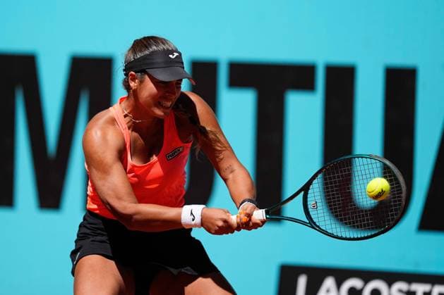 April 23, 2024, Madrid, Madrid, SPAIN: Jessica Bouzas of Spain in action against Sachia Vickery of United States during the Mutua Madrid Open 2024, ATP, Tennis Herren Masters 1000 and WTA, Tennis Damen 1000, tournament celebrated at Caja Magica on April 23, 2024 in Madrid, Spain. Madrid SPAIN - ZUMAa181 20240423_zaa_a181_056 Copyright: xOscarxJ.xBarrosox