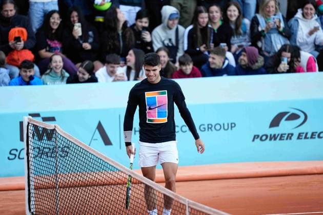 April 23, 2024, Madrid, Madrid, SPAIN: Carlos Alcaraz of Spain practices during the Mutua Madrid Open 2024, ATP, Tennis Herren Masters 1000 and WTA, Tennis Damen 1000, tournament celebrated at Caja Magica on April 23, 2024 in Madrid, Spain. Madrid SPAIN - ZUMAa181 20240423_zaa_a181_029 Copyright: xOscarxJ.xBarrosox