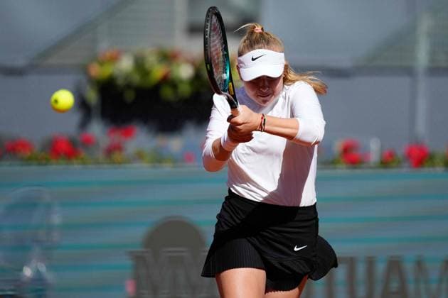 April 23, 2024, Madrid, Madrid, SPAIN: Bernarda Fruhvirtova of Czech Republic in action against Arantxa Rus of The Netherlands during the Mutua Madrid Open 2024, ATP, Tennis Herren Masters 1000 and WTA, Tennis Damen 1000, tournament celebrated at Caja Magica on April 23, 2024 in Madrid, Spain. Madrid SPAIN - ZUMAa181 20240423_zaa_a181_007 Copyright: xOscarxJ.xBarrosox