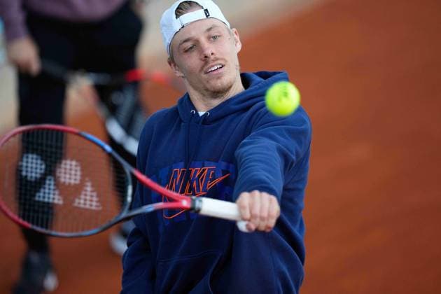 April 23, 2024, Madrid, Madrid, SPAIN: Denis Shapovalov of Canada practices during the Mutua Madrid Open 2024, ATP, Tennis Herren Masters 1000 and WTA, Tennis Damen 1000, tournament celebrated at Caja Magica on April 23, 2024 in Madrid, Spain. Madrid SPAIN - ZUMAa181 20240423_zaa_a181_021 Copyright: xOscarxJ.xBarrosox