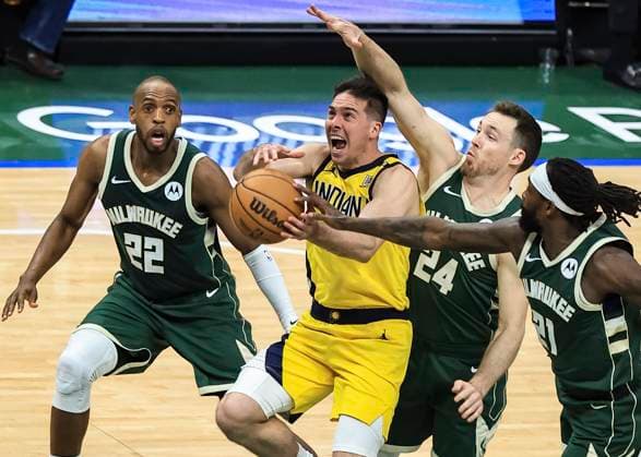 Sport Themen der Woche KW17 Sport Bilder des Tages (240424) -- MILWAUKEE, April 24, 2024 -- Indiana Pacers guard T.J. McConnell (2nd L) drives to the basket during the NBA, Basketball Herren, USA first-round playoff match between Milwaukee Bucks and Indiana Pacers in Milwaukee, the United States, April 23, 2024. (Photo by Xinhua) (SP)U.S.-MILWAUKEE-BASKETBALL-NBA-PLAYOFFS-BUCKS VS PACERS JoelxLerner 