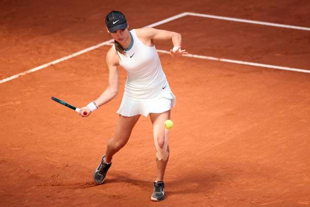 Mutua Madrid Open - Day Three Emma Raducanu of Great Britain returns a shot against Carle Maria Lourdes of Argentina during day three of the Mutua Madrid Open 2024 at Caja Magica on April 24, 2024, in Madrid, Spain. Madrid Caja Magica Madrid Spain RL_MMO24_076 Copyright: xRicardoxLarreinax