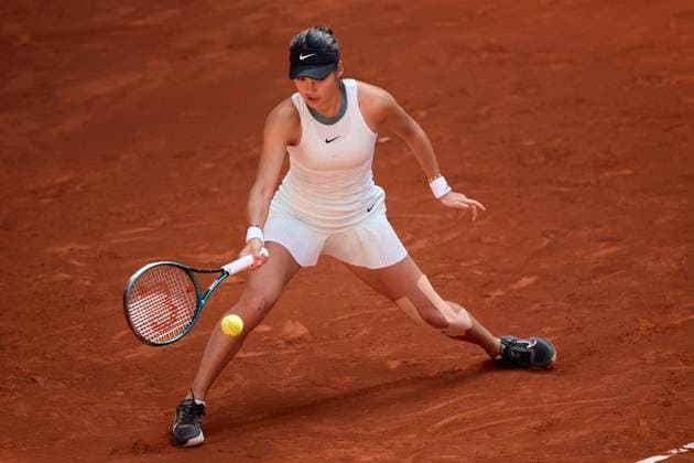 Mutua Madrid Open - Day Three Emma Raducanu of Great Britain returns a shot against Carle Maria Lourdes of Argentina during day three of the Mutua Madrid Open 2024 at Caja Magica on April 24, 2024, in Madrid, Spain. Madrid Caja Magica Madrid Spain RL_MMO24_092 Copyright: xRicardoxLarreinax