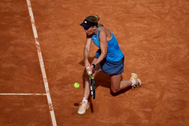 Mutua Madrid Open - Day Three Caroline Wozniacki of Denmark returns a shot against Sara Errani of Italy during day three of the Mutua Madrid Open 2024 at Caja Magica on April 24, 2024, in Madrid, Spain. Madrid Caja Magica Madrid Spain RL_MMO24_00208 Copyright: xRicardoxLarreinax