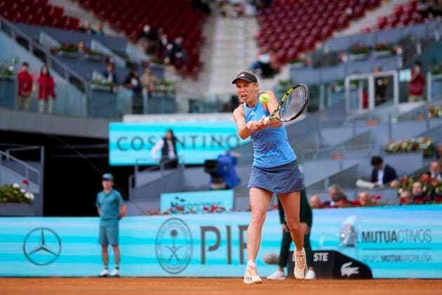 Mutua Madrid Open - Day Three Caroline Wozniacki of Denmark returns a shot against Sara Errani of Italy during day three of the Mutua Madrid Open 2024 at Caja Magica on April 24, 2024, in Madrid, Spain. Madrid Caja Magica Madrid Spain RL_MMO24_00281 Copyright: xRicardoxLarreinax