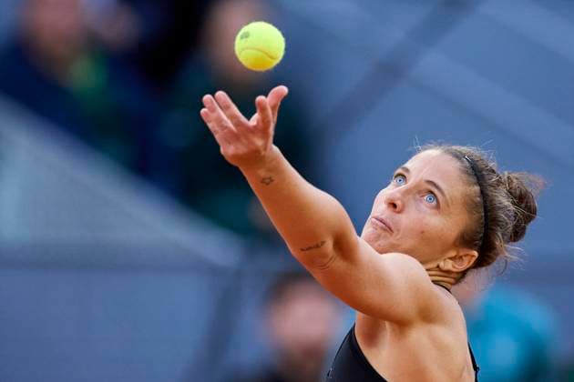 Mutua Madrid Open - Day Three Sara Errani of Italy serves against Caroline Wozniacki of Denmark during day three of the Mutua Madrid Open 2024 at Caja Magica on April 24, 2024, in Madrid, Spain. Madrid Caja Magica Madrid Spain RL_MMO24_00331 Copyright: xRicardoxLarreinax