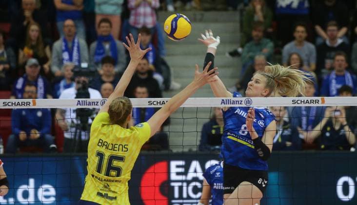 Stuttgart , Volleyball Bundesliga Womens PlayOff Final Game 4, Allianz MTV Stuttgart vs SSC Palmberg Schwerin , from left Indy Baijens Schwerin Monique Strubbe Stgt