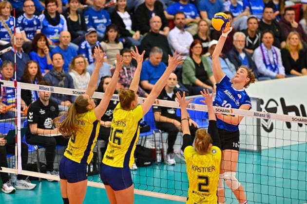DVL PO Allianz MTV Stuttgart SSC Palmberg Schwerin, 24 04 2024 DVL, Playoff Final, Game 4, Volleyball, Women, Season 2023 24, Allianz MTV Stuttgart in blue , against SSC Palmberg Schwerin in yellow , Jolien Knollema in attack against Nova Marring, Indy Baijens and Pia Kästner, from left, Copyright: xBEAUTIFULxSPORTS TomxBlochx