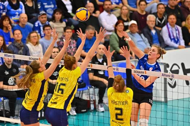 DVL PO Allianz MTV Stuttgart SSC Palmberg Schwerin, 24 04 2024 DVL, Playoff Final, Game 4, Volleyball, Women, Season 2023 24, Allianz MTV Stuttgart in blue , against SSC Palmberg Schwerin in yellow , Jolien Knollema in attack against Nova Marring, Indy Baijens and Pia Kästner, from left, Copyright: xBEAUTIFULxSPORTS TomxBlochx
