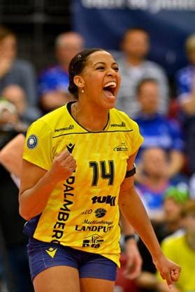 DVL PO Allianz MTV Stuttgart SSC Palmberg Schwerin, 24 04 2024 DVL, Playoff Final, Game 4, Volleyball, Women, Season 2023 24, Allianz MTV Stuttgart in blue , against SSC Palmberg Schwerin in yellow , Jazmine White 14 Copyright: xBEAUTIFULxSPORTS TomxBlochx