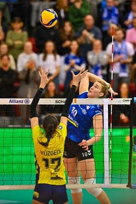 DVL PO Allianz MTV Stuttgart SSC Palmberg Schwerin, 24 04 2024 DVL, Playoff Final, Game 4, Volleyball, Women, Season 2023 24, Allianz MTV Stuttgart in blue , against SSC Palmberg Schwerin in yellow , Jolien Knollema in attack against 17 Tutku Burcu Yüzgenc Copyright: xBEAUTIFULxSPORTS TomxBlochx