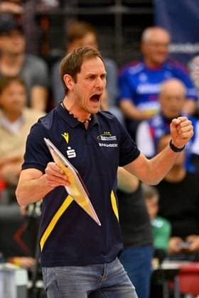 DVL PO Allianz MTV Stuttgart SSC Palmberg Schwerin, 24 04 2024 DVL, Playoff Final, Match 4, Volleyball, Women, Season 2023 24, Allianz MTV Stuttgart in blue , against SSC Palmberg Schwerin in yellow , Felix Koslowski, Coach Schwerin, Copyright: xBEAUTIFULxSPORTS TomxBlochx