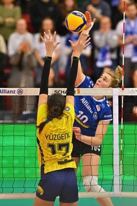 DVL PO Allianz MTV Stuttgart SSC Palmberg Schwerin, 24 04 2024 DVL, Playoff Final, Game 4, Volleyball, Women, Season 2023 24, Allianz MTV Stuttgart in blue , against SSC Palmberg Schwerin in yellow , Jolien Knollema in attack against 17 Tutku Burcu Yüzgenc Copyright: xBEAUTIFULxSPORTS TomxBlochx