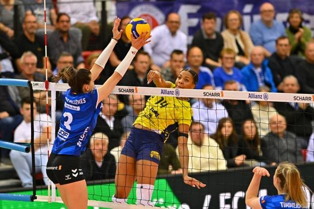 DVL PO Allianz MTV Stuttgart SSC Palmberg Schwerin, 24 04 2024 DVL, Playoff Final, Game 4, Volleyball, Women, Season 2023 24, Allianz MTV Stuttgart in blue , against SSC Palmberg Schwerin in yellow , Jazmine White 14 in attack against 3 Maria Segura Palleres, Copyright: xBEAUTIFULxSPORTS TomxBlochx