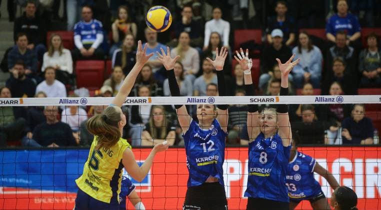 Stuttgart , Volleyball Bundesliga Womens PlayOff Final Game 4, Allianz MTV Stuttgart vs SSC Palmberg Schwerin , from left Nova Marring Schwerin Britt Bongaerts Monique Strubbe Stgt