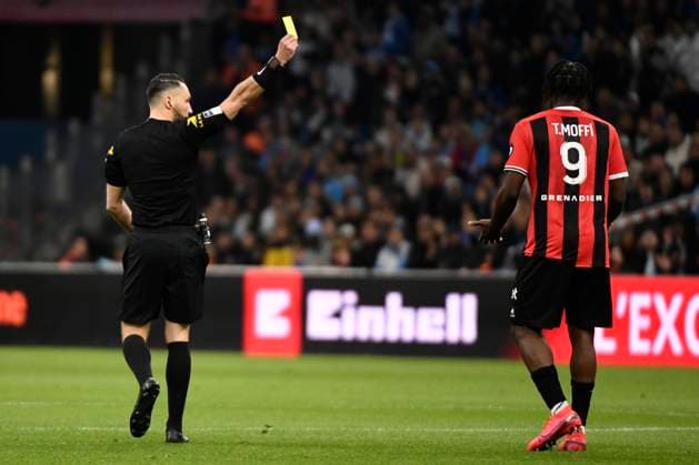 Carton jaune Terem MOFFI (OGC Nice) lors du match Olympique de Marseille vs. OGC Nice pour la J29 de la Ligue 1 Uber Eats au Stade VÃ lodrome, le 24 avril 2024. FOOTBALL : Olympique de Marseille vs. OGC Nice - Ligue 1 Uber Eats - 24 04 2024 ValentinaClaret Panoramic 