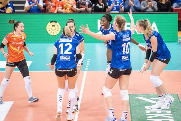 Krystal Rivers Allianz MTV Stuttgart, 13 happy with team cheers at MTV Stuttgart Allianz MTV Stuttgart SSC Palmberg Schwerin, Sport, Volleyball Bundesliga, Frauen, VBL, Saison 2023 24, Deutsche Meisterschaft Finale Spiel 4, 24 04 2024, Stuttgart SCHARRena , DEU GER, Allianz MTV Stuttgart SSC Palmberg Schwerin, Volleyball, Bundesliga, easycredit VBL, Deutsche Meisterschaft Finale Spiel 4, Spielzeit 2023 2024, 24 04 2024 Stuttgart Copyright: xSandyxDinkelackerx EP_SDR