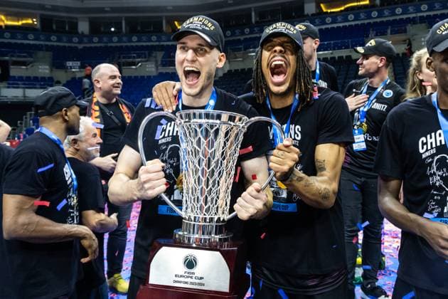 Bilder des Jahres 2024, Sport 04 April Sport Themen der Woche KW17 Sport Bilder des Tages FIBA Europe Cup Basketball, Saison 2023 2024, Finale, Spiel 2, Herren 24.04.2024, Bahcesehir College (Türkei).- Niners Chemnitz. Jonas Richter (Niners Chemnitz, No 7), Kevin Yebo (Niners Chemnitz, No 53) jubeln nach dem Sieg Copyright: Alexander Trienitz *** FIBA Europe Cup Basketball, Season 2023 2024, Final, Game 2, Men 24 04 2024, Bahcesehir College Turkey Niners Chemnitz Jonas Richter Niners Chemnitz, No 7 , Kevin Yebo Niners Chemnitz, No 53 cheering after the victory Copyright Alexander Trienitz