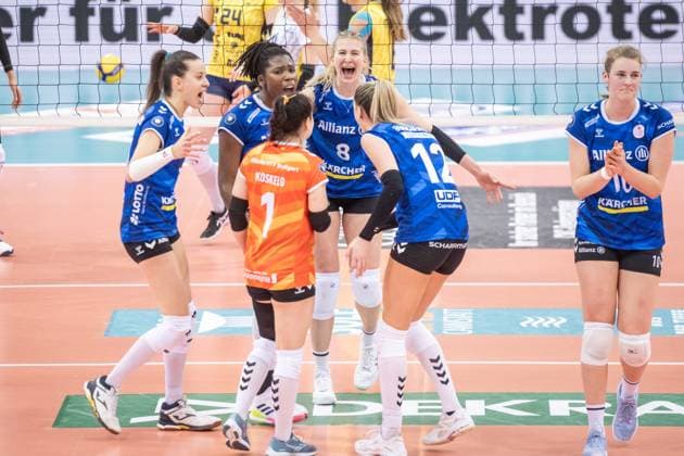 Jubilant Stuttgart women center Krystal Rivers Allianz MTV Stuttgart, 13 and Monique Strubbe Allianz MTV Stuttgart, 08 Allianz MTV Stuttgart SSC Palmberg Schwerin, Sport, Volleyball Bundesliga, Frauen, VBL, Saison 2023 24, Deutsche Meisterschaft Finale Spiel 4, 24 04 2024, Stuttgart SCHARRena , DEU GER, Allianz MTV Stuttgart SSC Palmberg Schwerin, Volleyball, Bundesliga, easycredit VBL, Deutsche Meisterschaft Finale Spiel 4, Spielzeit 2023 2024, 24 04 2024 Stuttgart Copyright: xSandyxDinkelackerx EP_SDR