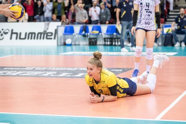 Pia Kaestner SSC Palmberg Schwerin, 02 on the floor of the court Allianz MTV Stuttgart SSC Palmberg Schwerin, Sport, Volleyball Bundesliga, Women, VBL, Season 2023 24, German Championship Final Game 4, 24 04 2024, Stuttgart SCHARRena , DEU GER, Allianz MTV Stuttgart SSC Palmberg Schwerin, Volleyball, Bundesliga, easycredit VBL, German Championship Final Game 4, Season 2023 2024, 24 04 2024 Stuttgart Copyright: xSandyxDinkelackerx EP_SDR