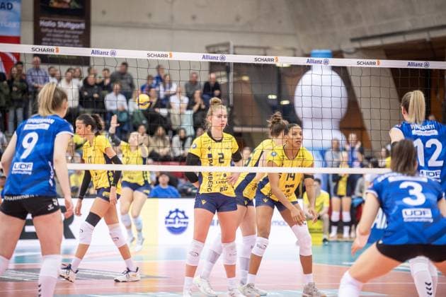 Center Pia Kaestner SSC Palmberg Schwerin, 02 and Jazmine White SSC Palmberg Schwerin, 14 concentrated at the net Allianz MTV Stuttgart SSC Palmberg Schwerin, Sport, Volleyball Bundesliga, Frauen, VBL, Saison 2023 24, Deutsche Meisterschaft Finale Spiel 4, 24 04 2024, Stuttgart SCHARRena , DEU GER, Allianz MTV Stuttgart SSC Palmberg Schwerin, Volleyball, Bundesliga, easycredit VBL, Deutsche Meisterschaft Finale Spiel 4, Spielzeit 2023 2024, 24 04 2024 Stuttgart Copyright: xSandyxDinkelackerx EP_SDR