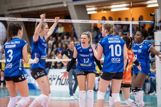 Britt Bongaerts Allianz MTV Stuttgart, 12 middle cheers with Team Allianz MTV Stuttgart SSC Palmberg Schwerin, Sport, Volleyball Bundesliga, Frauen, VBL, Saison 2023 24, Deutsche Meisterschaft Finale Spiel 4, 24 04 2024, Stuttgart SCHARRena , DEU GER, Allianz MTV Stuttgart SSC Palmberg Schwerin, Volleyball, Bundesliga, easycredit VBL, Deutsche Meisterschaft Finale Spiel 4, Spielzeit 2023 2024, 24 04 2024 Stuttgart Copyright: xSandyxDinkelackerx EP_SDR