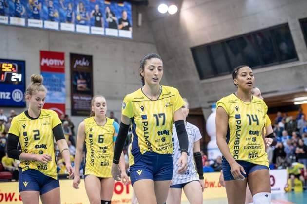 Pia Kaestner SSC Palmberg Schwerin, 02 , Nova Marring SSC Palmberg Schwerin, 33 , Tutku Burcu Yuezgenc SSC Palmberg Schwerin, 17 , hidden Anna Pogany SSC Palmberg Schwerin, 04 , Jazmine White SSC Palmberg Schwerin, 14 vlnr Disappointed faces after losing the first set Allianz MTV Stuttgart SSC Palmberg Schwerin, Sport, Volleyball Bundesliga, Women, VBL, Season 2023 24, German Championship Final Game 4, 24 04 2024, Stuttgart SCHARRena , DEU GER, Allianz MTV Stuttgart SSC Palmberg Schwerin, Volleyball, Bundesliga, easycredit VBL, German Championship Final Game 4, Season 2023 2024, 24 04 2024 Stuttgart Copyright: xSandyxDinkelackerx EP_SDR