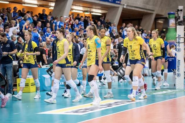 Dejected mood at SSC after losing second set Allianz MTV Stuttgart SSC Palmberg Schwerin, Sport, Volleyball Bundesliga, Frauen, VBL, Saison 2023 24, Deutsche Meisterschaft Finale Spiel 4, 24 04 2024, Stuttgart SCHARRena , DEU GER, Allianz MTV Stuttgart SSC Palmberg Schwerin, Volleyball, Bundesliga, easycredit VBL, Deutsche Meisterschaft Finale Spiel 4, Spielzeit 2023 2024, 24 04 2024 Stuttgart Copyright: xSandyxDinkelackerx EP_SDR