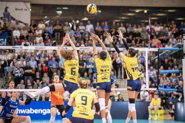 Nova Marring SSC Palmberg Schwerin, 33 , Jazmine White SSC Palmberg Schwerin, 14 , Tutku Burcu Yuezgenc SSC Palmberg Schwerin, 17 try to block ball Allianz MTV Stuttgart SSC Palmberg Schwerin, Sport, Volleyball Bundesliga, Frauen, VBL, Saison 2023 24, German Championship Final Match 4, 24 04 2024, Stuttgart SCHARRena , DEU GER, Allianz MTV Stuttgart SSC Palmberg Schwerin, Volleyball, Bundesliga, easycredit VBL, German Championship Final Match 4, Season 2023 2024, 24 04 2024 Stuttgart Copyright: xSandyxDinkelackerx EP_SDR