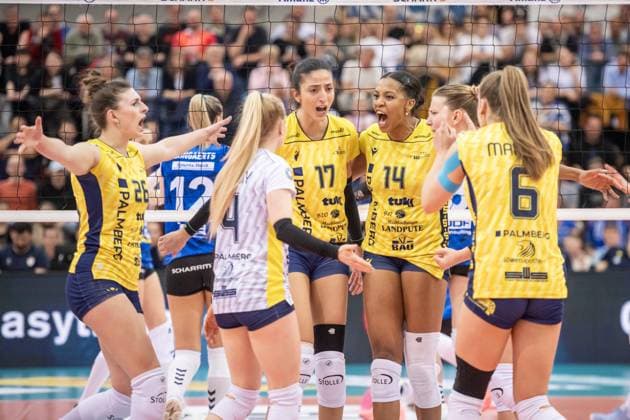 Jubilee moment for SSC Mitte Tutku Burcu Yuezgenc SSC Palmberg Schwerin, 17 and Jazmine White SSC Palmberg Schwerin, 14 Allianz MTV Stuttgart SSC Palmberg Schwerin, Sport, Volleyball Bundesliga, Frauen, VBL, Saison 2023 24, German Championship Final Match 4, 24 04 2024, Stuttgart SCHARRena , DEU GER, Allianz MTV Stuttgart SSC Palmberg Schwerin, Volleyball, Bundesliga, easycredit VBL, German Championship Final Match 4, Season 2023 2024, 24 04 2024 Stuttgart Copyright: xSandyxDinkelackerx EP_SDR