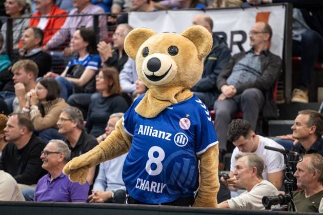 Mascot CHARLY from Stuttgart Allianz MTV Stuttgart SSC Palmberg Schwerin, Sport, Volleyball Bundesliga, Women, VBL, Season 2023 24, German Championship Final Game 4, 24 04 2024, Stuttgart SCHARRena , DEU GER, Allianz MTV Stuttgart SSC Palmberg Schwerin, Volleyball, Bundesliga, easycredit VBL, German Championship Final Game 4, Season 2023 2024, 24 04 2024 Stuttgart Copyright: xSandyxDinkelackerx EP_SDR