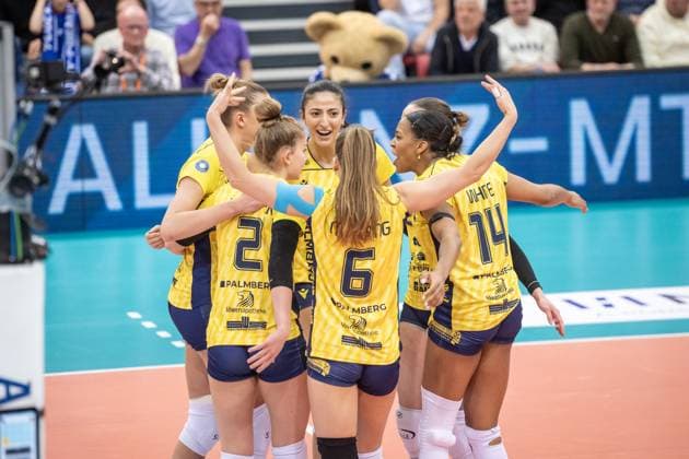 Tutku Burcu Yuezgenc SSC Palmberg Schwerin, 17 middle and team of SSC Palmberg Schwerin are happy, there were also moments of jubilation in the match against Stuttgart Allianz MTV Stuttgart SSC Palmberg Schwerin, Sport, Volleyball Bundesliga, Frauen, VBL, Saison 2023 24, German Championship Final Game 4, 24 04 2024, Stuttgart SCHARRena , DEU GER, Allianz MTV Stuttgart SSC Palmberg Schwerin, Volleyball, Bundesliga, easycredit VBL, German Championship Final Game 4, Season 2023 2024, 24 04 2024 Stuttgart Copyright: xSandyxDinkelackerx EP_SDR