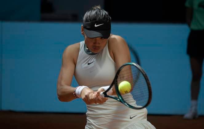 Mutua Madrid Open - Day Two Emma Raducanu of Great Britain is playing a backhand against Maria Lourdes Carle of Argentina on day two of the Mutua Madrid Open at La Caja Magica in Madrid, Spain, on April 24, 2024. Madrid Spain  Copyright: xJuanxCarlosxLucasx originalFilename:lucas-notitle240424_npsN7.jpg