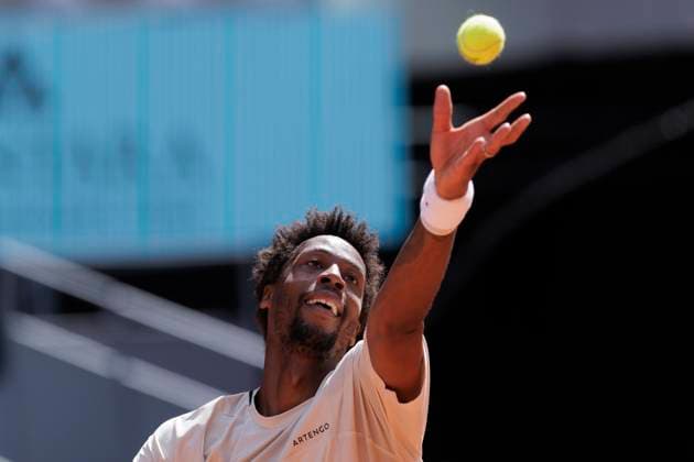 Sport Bilder des Tages Mutua Madrid Open - Day Two Gael Monfils is returning a shot against Luciano Darder during their match on Day 3 of the Mutua Madrid Open at Caja Magica Stadium in Madrid, Spain, on April 24. Madrid Spain  Copyright: xGuillermoxMartinezx originalFilename:martinez-mutuamad240424_npUf7.jpg
