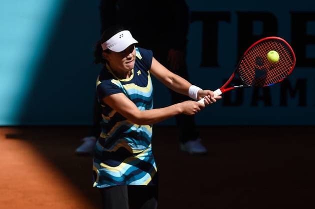 (240425) -- MADRID, April 25, 2024 -- Zhu Lin of China hits a return to Victoria Jimenez of Andorra during the women s singles first round match of 2024 Madrid Open tennis tournament in Madrid, Spain, April 25, 2024. (Photo by Xinhua) (SP)SPAIN-MADRID-TENNIS-2024 MADRID OPEN-WOMENS SINGLES GustavoxValiente 