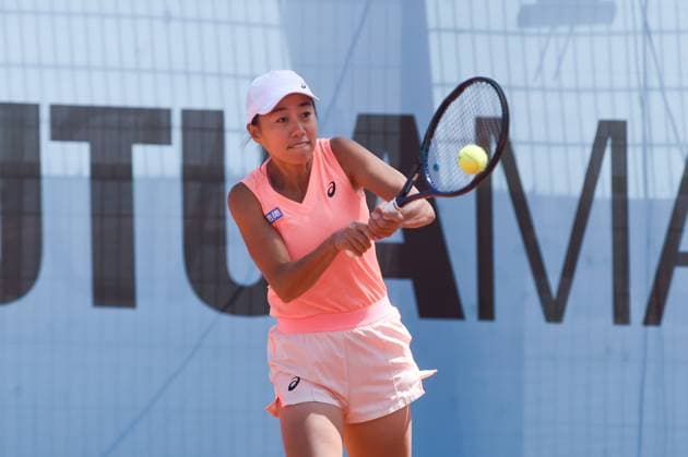 (240425) -- MADRID, April 25, 2024 -- Zhang Shuai of China returns the ball to Shelby Rogers of the United States during the women s singles first round match of 2024 Madrid Open tennis tournament in Madrid, Spain, April 25, 2024. (Photo by Xinhua) (SP)SPAIN-MADRID-TENNIS-2024 MADRID OPEN-WOMENS SINGLES GustavoxValiente 