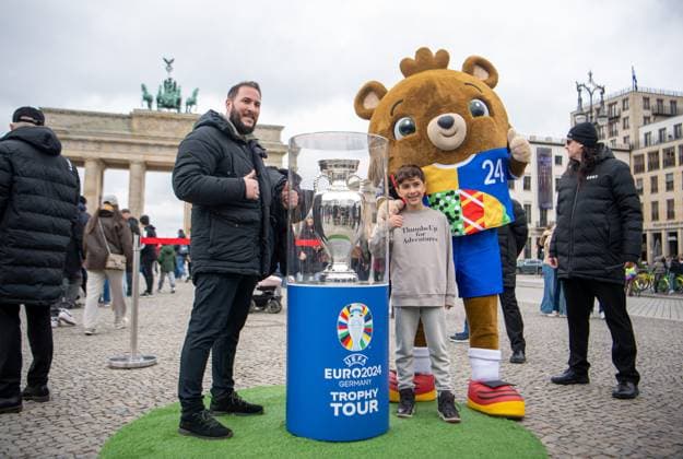 Football, 2023 2024 season, European Championship, the European Championship Cup at the Brandenburg Gate in Berlin, 25 04 2024, Copyright: xSebastianxRäppold MatthiasxKochx