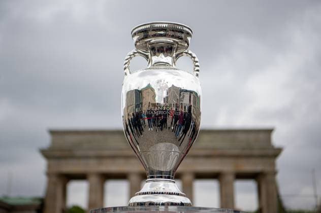 Football, 2023 2024 season, European Championship, the European Championship Cup at the Brandenburg Gate in Berlin, 25 04 2024, Copyright: xSebastianxRäppold MatthiasxKochx