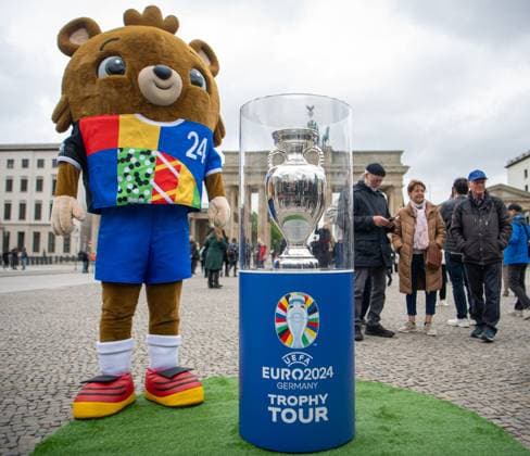 Football, 2023 2024 season, European Championship, the European Championship Cup at the Brandenburg Gate in Berlin, 25 04 2024, Copyright: xSebastianxRäppold MatthiasxKochx