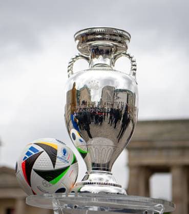 Football, 2023 2024 season, European Championship, the European Championship Cup at the Brandenburg Gate in Berlin, 25 04 2024, Copyright: xSebastianxRäppold MatthiasxKochx