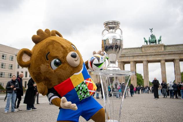 Football, 2023 2024 season, European Championship, the European Championship Cup at the Brandenburg Gate in Berlin, 25 04 2024, Copyright: xSebastianxRäppold MatthiasxKochx