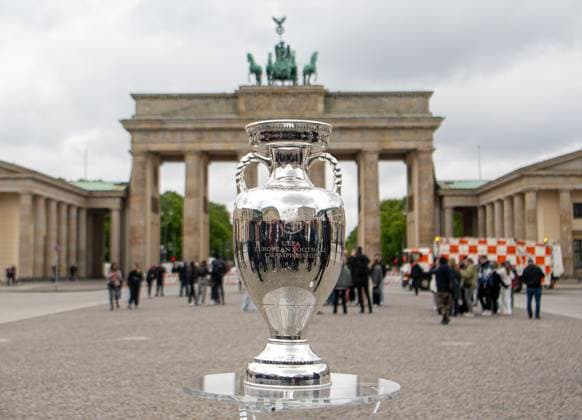 Football, 2023 2024 season, European Championship, the European Championship Cup at the Brandenburg Gate in Berlin, 25 04 2024, Copyright: xSebastianxRäppold MatthiasxKochx