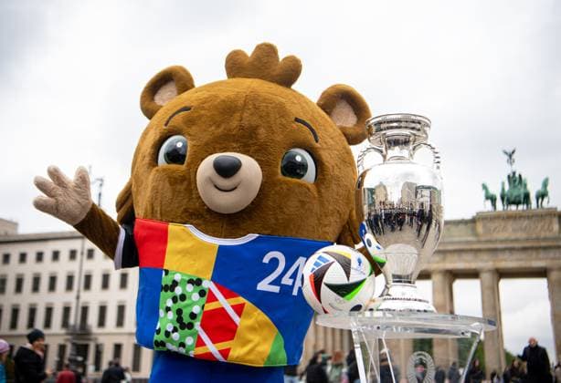 Football, 2023 2024 season, European Championship, the European Championship Cup at the Brandenburg Gate in Berlin, 25 04 2024, Copyright: xSebastianxRäppold MatthiasxKochx