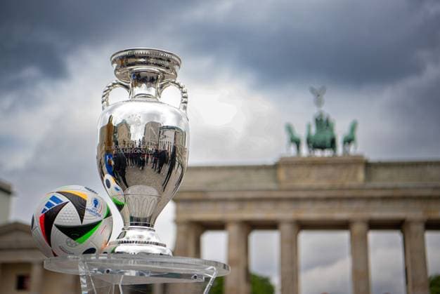 Football, 2023 2024 season, European Championship, the European Championship Cup at the Brandenburg Gate in Berlin, 25 04 2024, Copyright: xSebastianxRäppold MatthiasxKochx