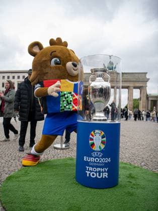 Football, 2023 2024 season, European Championship, the European Championship Cup at the Brandenburg Gate in Berlin, 25 04 2024, Copyright: xSebastianxRäppold MatthiasxKochx