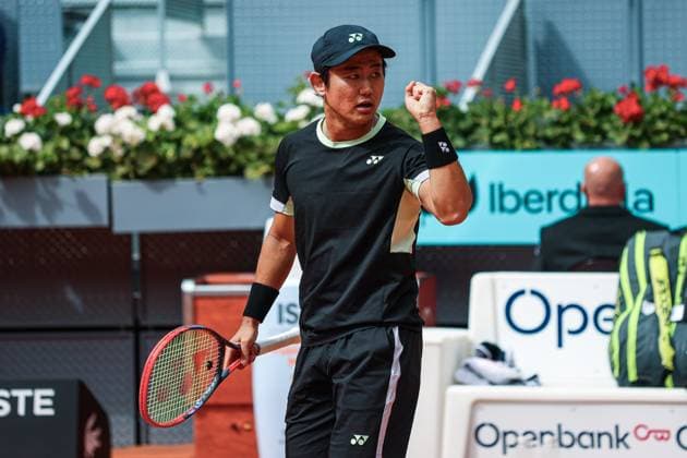 Felix Auger-Aliassime Vs Yoshihito Nishioka during he Mutua Madrid Open in Madrid, Spain - 25 Apr 2024 Yoshihito Nishioka of Japan plays against Felix Auger-Aliassime of Canada on Day Four of the Mutua Madrid Open 2024 tournament at La Caja Magica. Felix Won 2-1 Usera Spain Copyright: xMiguelxReisx xSOPAxImagesx Mutua Madrid Open MR -8890