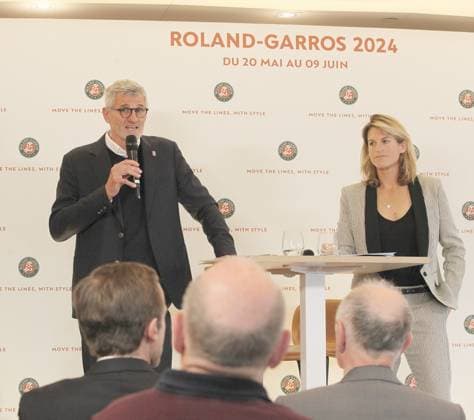 Conference de presse de Presentation du court Suzanne-Lenglen arborant son nouveau toit retractable a Roland-Garros a Paris en presence de Amelie Mauresmo et Gilles Moretton Tennis : Le nouveau court Suzanne-Lenglen -25 04 2024 JonathanRebboah Panoramic 