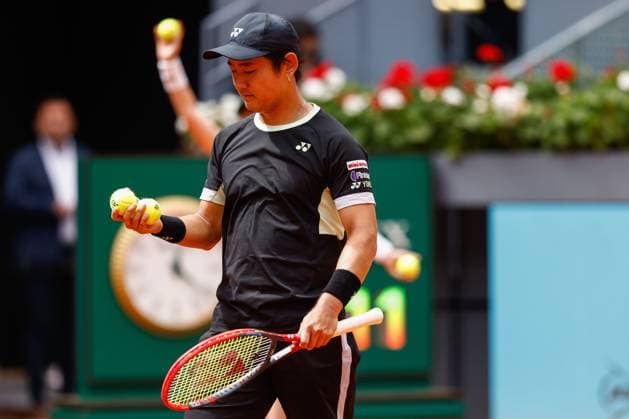 April 25, 2024, Madrid, Madrid, SPAIN: Yoshihito Nishioka of Japan in action against Felix Auger-Aliassime of Canadaduring the Mutua Madrid Open 2024, ATP, Tennis Herren Masters 1000 and WTA, Tennis Damen 1000, tournament celebrated at Caja Magica on April 25, 2024 in Madrid, Spain. Madrid SPAIN - ZUMAa181 20240425_zaa_a181_028 Copyright: xIrinaxR.xHipolitox