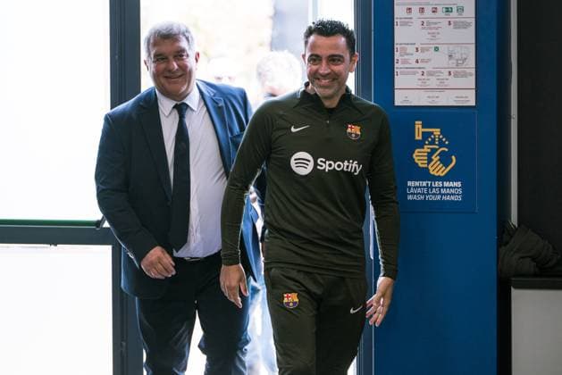 FC Barcelona, Barca Manager Xavi Confirms Decision To Stay press conference, PK, Pressekonferenz by the president of FC Barcelona, Joan Laporta, announcing the continuity of Xavi Hernandez as coach of the club until June 2025, in Barcelona, Spain, on April 25, 2024. Barcelona Barcelona Spain  Copyright: xUrbanandsportx originalFilename:urbanandsport-fcbarcel240425_np4eG.jpg